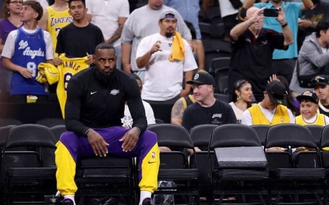 過密日程にレブロンが困惑「なんでミルウォーキーへ向かわなきゃいけないのか教えてくれ」