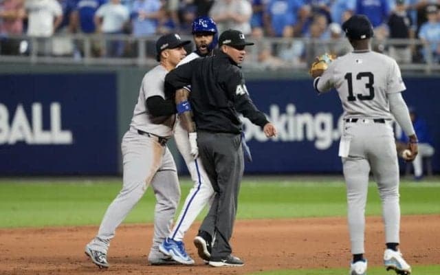 「ベンチは空になった」両軍“一触即発”のムードと化す　ヤンキースとロイヤルズの地区S第4戦であわや乱闘勃発