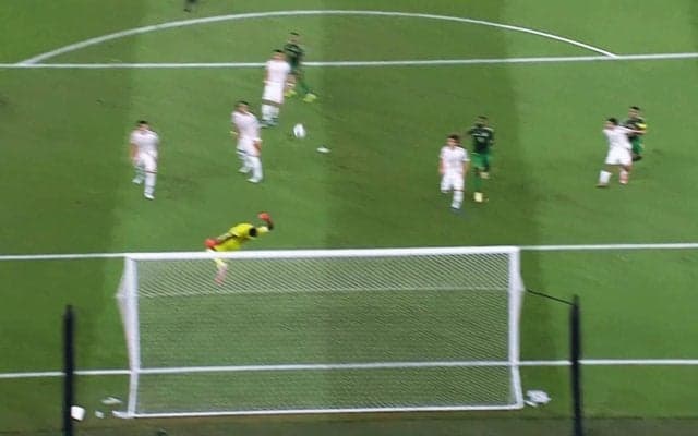 鈴木彩艶の“片手フライングセーブ”がバズる！「魔法の瞬間」に選出で「AFC公式もザイオンに気づく」「ついに日本代表でも覚醒？」の声