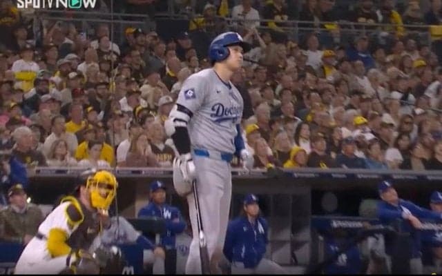 大谷翔平に何が起きた…？ 豪快スイング後に“異変”「いきなりどうした」フリーズ&謎の動き… 球場騒然