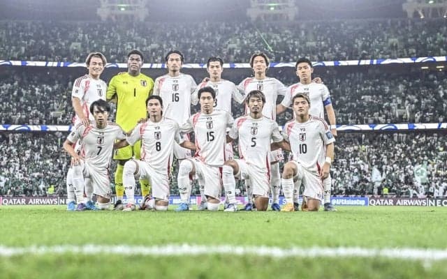 日本代表戦に駆け付けた5万6千人のサウジアラビアサポーターが「超巨大なゴミ袋コレオ」作り出した！ 合図に合わせて浮かび上がらせる“可変式”で、試合前から圧力