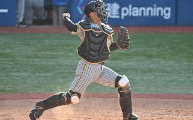 西田明央を戦力外のヤクルト　心配される捕手不足はFAでカバー？