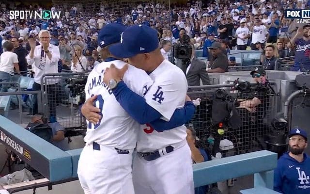 指揮官が熱いハグ、大谷翔平も…山本由伸、「人生最大の力投」でドジャースが燃えた！ 降板直後…ベンチで捉えた珠玉の瞬間