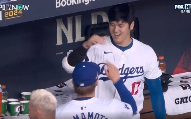 ベンチで何が…？ 山本由伸に“想定外のハプニング”「デコピンかな？」 大谷翔平の“神対応”が「やりすぎw」