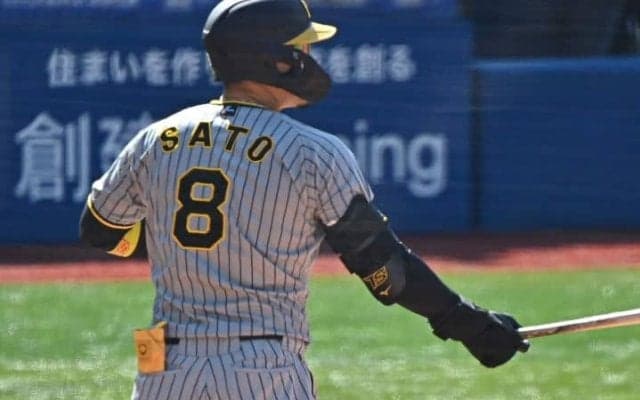 「佐藤の初球打ちに大きな喝です」　CSファーストS初戦を落とした阪神でレジェンドOBから厳しい目を向けられた選手とは