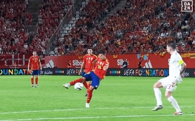 久保建英の同僚が「えぐゴラッソ」で話題！“鮮烈ダイレクトボレー”でスペイン代表初ゴール「すんげえの決めた」「ロドリみたいなミドル」