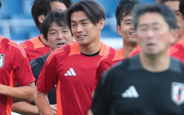 「触発されているというより吸収したい」サウジアラビア戦で身体の強さを見せつけた上田綺世、ゴールのFW小川航基との関係に「学んでトライする良い機会」