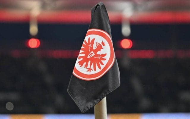 U9フランクフルトのGKが圧巻のソロゴール！　GKと思えぬ驚愕プレーに「メッシがキーパーやってる」「なんでゴールキーパーしてる」