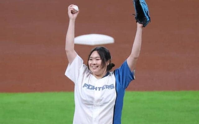 「本気出したら100マイル投げそう」五輪やり投げ金メダリストの見事な投球に惚れ惚れ「かわいいし肩つええwww」