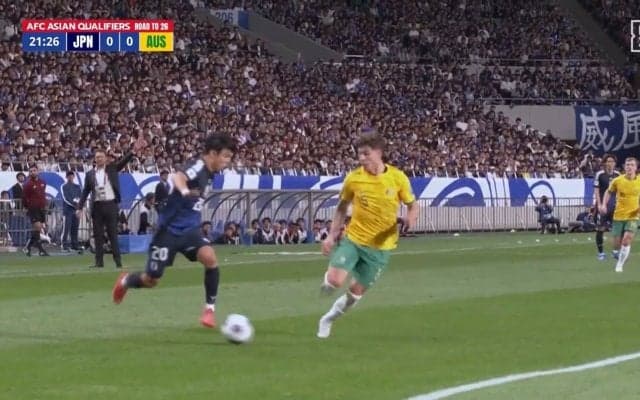 「バカ上手い」久保建英 “ビタ止め” 神トラップ炸裂！神業すぎる“ワンバン”アウトサイドトラップでロングボールを完璧に収めてCK獲得の瞬間