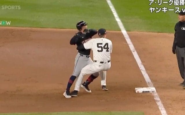 やりすぎ？ “過激走塁”に「当たり屋かよ」 審判も混乱… 物議を醸す“走塁妨害”に「ズル賢いな」「色々アカンw」