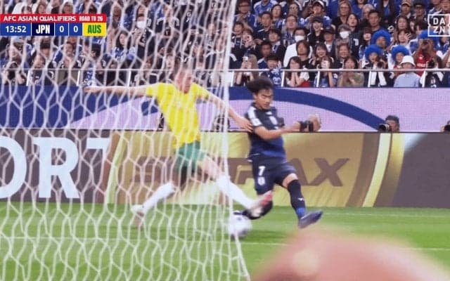 ギュインッ！ 三笘薫、“超加速”の縦突破が脚光「何度見てもすごい」「敵からしたら怖すぎやろ」小野伸二も「あれで抜けちゃう」と驚愕