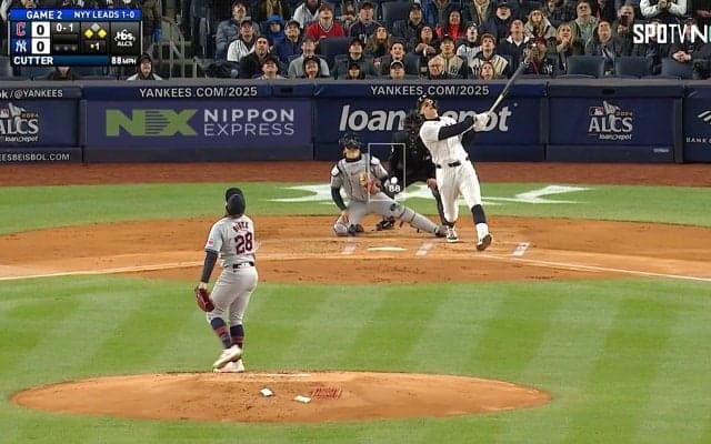 「どうしたんだ！」舞い上がったジャッジの打球…あり得ない先制シーンに実況が“絶叫” SNSは野手に注目「腰に何つけてるの？」