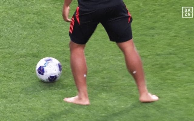 痛くないの？ 日本代表MFの“裸足ウォーミングアップ”が注目の的「ボールタッチすげえ」「いつも楽しそうに蹴ってる」「初めて観た」