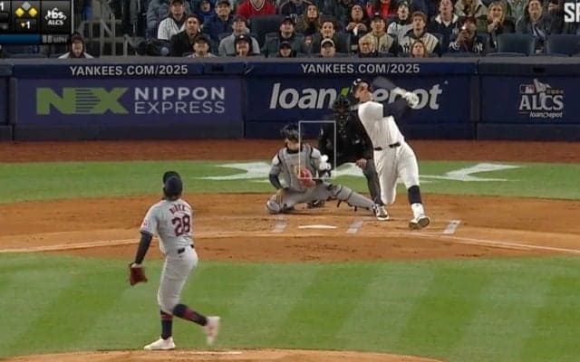 何やってんだよ！ ヤ軍ジャッジの“想定外の打球”で異変　解説者もお手上げ… 相手野手の様子がおかしくなる