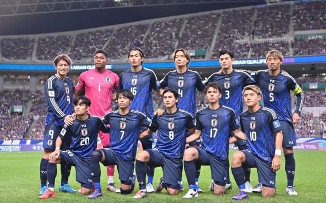 「1枚目はギャグなの？」日本代表ストライカーの凛々しい真顔ショットを“ギャグ”に変えた2選手のポジショニングが話題！「かっこいいしかわいい」「両サイドwithBすぎる」の声