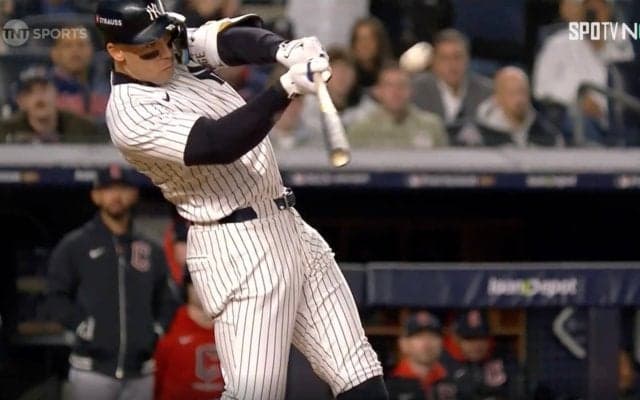 それは打っちゃダメ！ ヤ軍ジャッジ、衝撃PS1号が「ヤバすぎ」 ありえない“悪球打ち”に球場ドン引き…「恐ろしい」