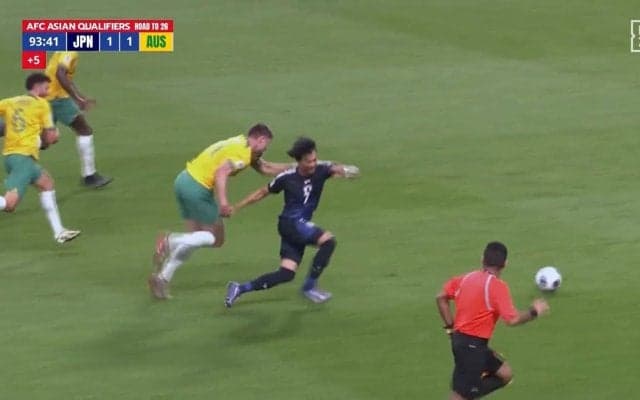 なにすんだよ！三笘薫に“カード上等”の強烈ラグビータックル炸裂「レッドでいい」あからさますぎるタックルに元日本代表「もらいにいきましたよね」