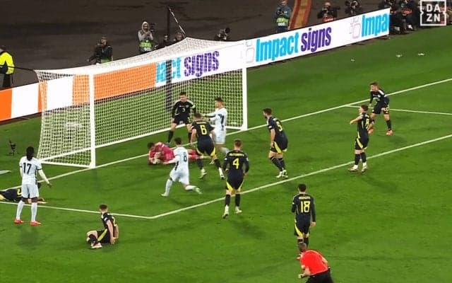 C・ロナウドも苦笑い…嘘だろ！？ 41歳GKの“超人セーブ”が話題沸騰「80歳までプレーできる？」「生きる伝説」「とんでもない」