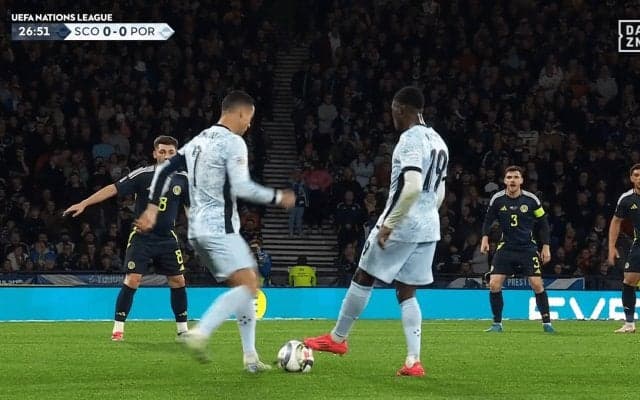 何がしたかったんだ！？ C・ロナウド、“恥ずかしい衝撃ミス”に唖然…最後は笑顔のサムズアップで「大人になったな」の声