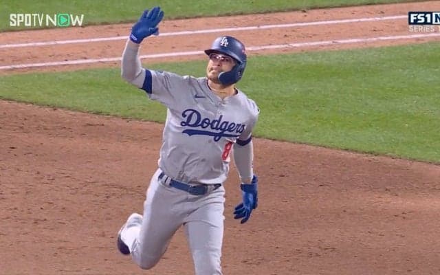 大谷翔平が見せた歓喜の“大”ガッツポーズ！　お祭り男が放った1発に喜び爆発の一コマ
