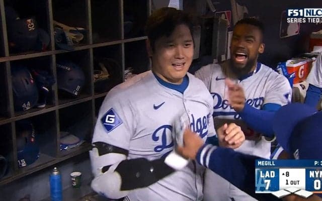 大谷翔平、ダメ押し弾でテオヘルと“おかしな”テンションに…カメラが捉えたベンチでの面白すぎる一コマ