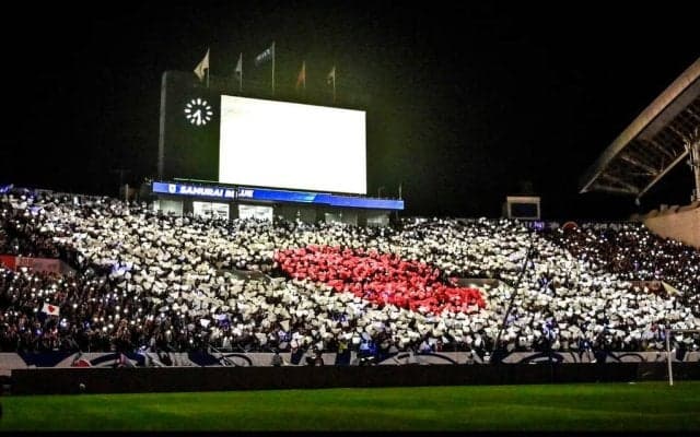 「桔平さまステキすぎる」埼玉スタジアムでの俳優・椎名桔平の日本代表観戦“カメラ目線”ショットが話題！「シブい！カッコいい」「メガネお帽子…とてもお似合い」の声