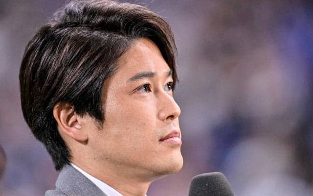 「しゃがんでるの偉い」「可愛すぎる」内田篤人氏の“映え写真”を撮影する「人気女優の前かがみ姿」にファン歓喜！ まさかの構図に「影の肩に内田さんを乗せた構図」とツッコミの声も