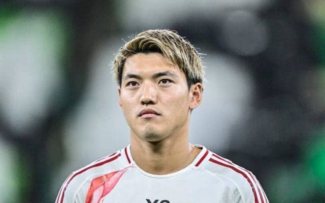 「巨人の帽子最高です！」日本代表・堂安律の帰国時の「ジャイアンツ愛ある私服ショット」が大反響！高級ブランド『ティファニー』×『ロエベ』のオシャレコーデ