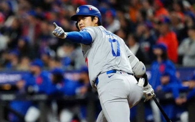 大谷翔平HRの瞬間…カーショー仰天「うおおおおお」　お祭り騒ぎの同僚たちにX注目