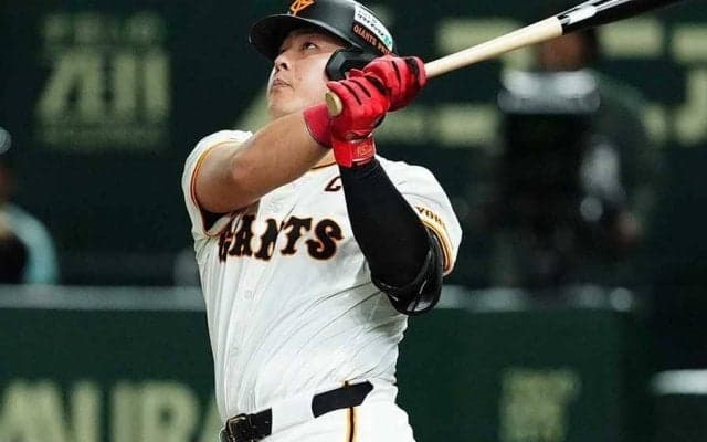 巨人・岡本和真が豪快弾…CS3戦目で初の先制　左翼席へのチーム1号に東京D熱狂