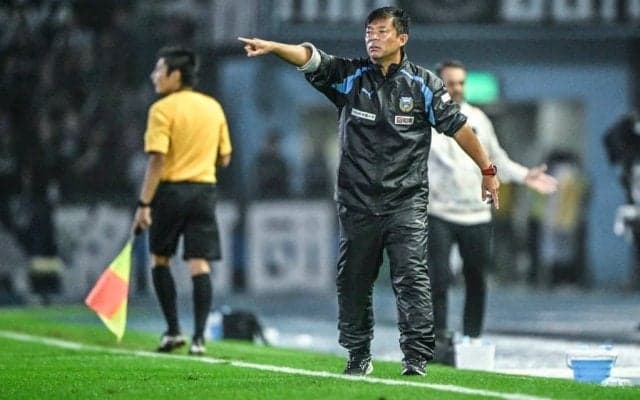 試合前に観客席に巨大メッセージ！ 川崎サポーターが今季限りで退任の鬼木達監督に掲げた「横断幕＆7枚の写真を組み合わせたデザイン」とは……鬼木監督自身も思わず笑顔見せた
