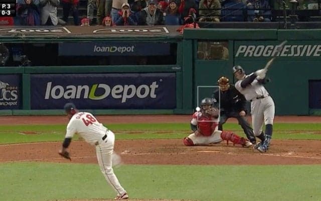 あれが入るのかよ… ヤ軍ジャッジに「ドン引き」 超低空“弾丸ライナー”が頭上を爆速通過で「ワケわからん」