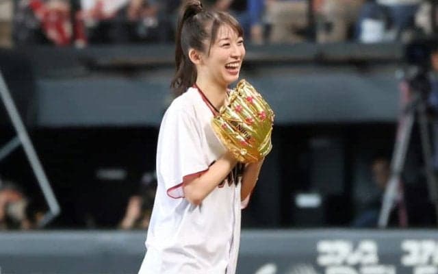 「やっぱり、いた！」日本ハム敗戦の裏で始球式も務めた人気アイドルの＂ガチ応援＂に反響止まらず　「キュートがだだ漏れ」「本当に野球好き」