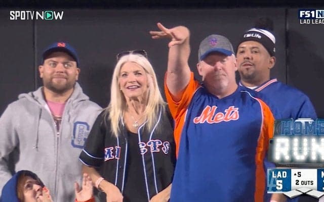 こんなの要らねえ！？ド軍伏兵のHRボールをメッツファンが「ポイッ」 慣例も本音は…カメラが捉えた“敵地の洗礼”