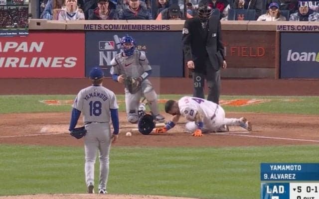 球場騒然… 山本由伸、“珍しい”死球直撃「1球で2発」 打者が“激痛悶絶”で崩れ落ちる「これは痛い」