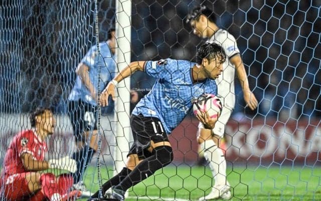 【鬼木達監督退任直後の試合で、川崎の選手が涙を流したワケ(1)】小林悠が明かした「オニさんの発表があって、練習から自分のなかで力が入らない」の気持ち……引き上げ時に頬を伝った涙