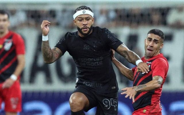 デパイが鮮やかFKでブラジル初得点！ 残留やタイトル争うコリンチャンスの救世主へ