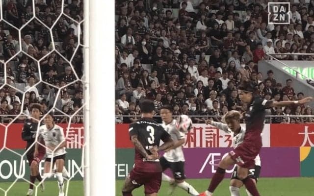えっ、そこでループ？ FC東京ファンタジスタの“超絶シュート”が「天才すぎる」「やばい技術」「えっっぐ」荒木遼太郎の閃きにファン驚愕