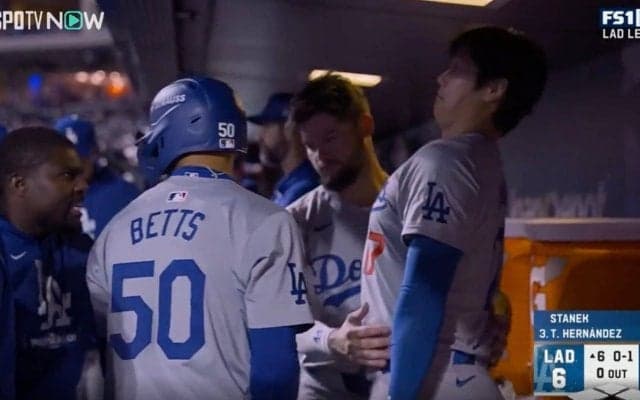 何が起きた？ 大谷翔平が「ふざけすぎw」 同僚もビックリ… ベンチで様子がおかしくなる「悪ガキ発動」