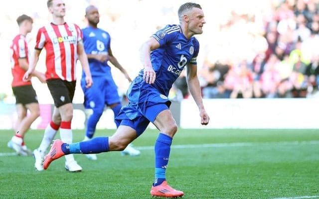 初勝利遠いセインツがレスターに土壇場被弾で大逆転負け…菅原由勢は後半序盤に負傷交代【プレミアリーグ】