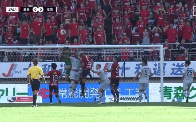 ヘッドバットで顔面流血「大丈夫か？」「猛烈に荒れそう」空中戦で頭部がぶつかり合う危険な“衝突事故”にスタジアム騒然