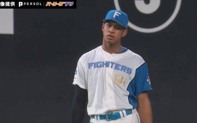 衝撃の抑止力！？万波中正の身体能力で止めた！二塁打阻止の好返球にファン歓喜「全然走らせてもらえん」「やっちゃいけないレベルw」