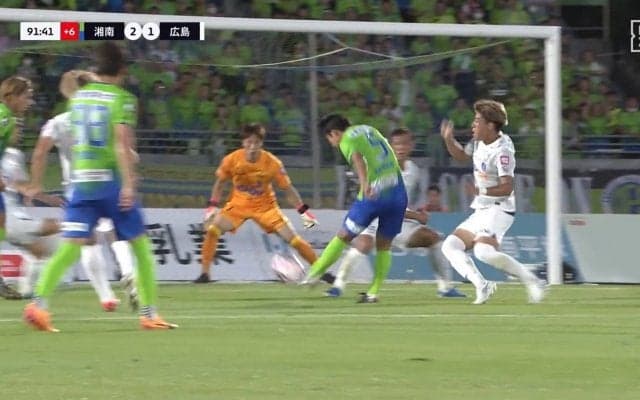 嘘だろ？“ネクスト遠藤航” の衝撃ゴラッソ炸裂で首位・広島を撃破「すごいの決めてきた」細かいタッチからニアハイ“ズドン”の豪快弾「トラウマになる」