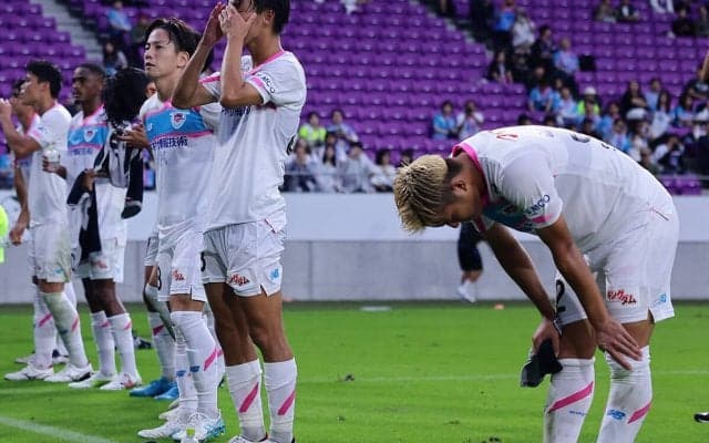 サガン鳥栖はなぜJ2に降格したのか ８月の監督交代を分岐点に失われた「論理性」