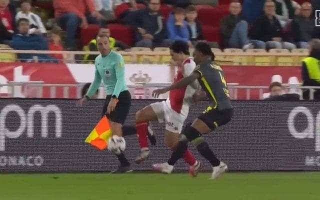 一体何が起きた？南野拓実、触れそうで触れない“空振りトラップ”炸裂！エグすぎる妙技でイエローカード誘発の瞬間