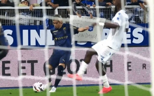 伊東純也、“高性能クロス”で中村敬斗の偉業達成をアシスト！ ランス兄弟の鮮烈ゴールに「ホットラインきた！」「止まらんやんこの人たち」の声