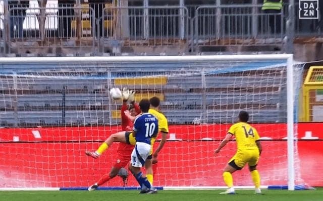 「本能的だ」アジア最強GK・鈴木彩艶、“超反応”のビッグセーブ！ 至近距離の高速シュートを弾き出し地元メディアからも称賛