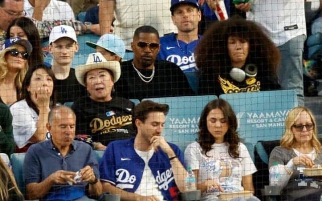 WS進出を決めたドジャースをハリウッド俳優も祝福！　運命の第6戦にVIP集結で話題沸騰「豪華すぎる」「トムもいるの？」