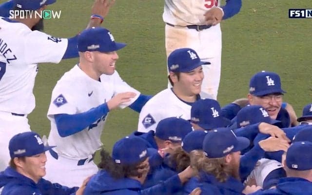 大谷翔平、悲願のWS進出決定で笑顔“弾けた” フリーマンと歓喜の輪へ…一瞬の気遣いに「泣ける」SNSも感動